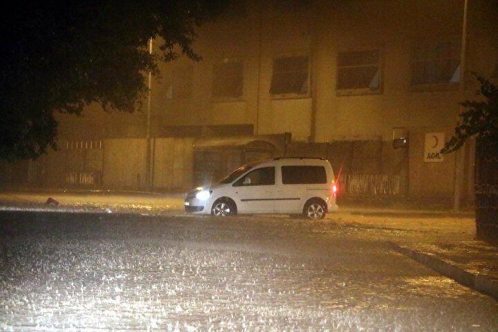 <p>Yaklaşık 2 saat süren sağanak nedeniyle, Gazipaşa, Uzunmehmet ve Liman Caddeleri ile Atatürk Devlet Hastanesi'nin önündeki caddede rögar kapaklarının tıkanması sonucu su birikintileri oluştu.</p>
