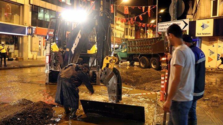 <p>Araçlar, suyla kaplı yollarda güçlükle ilerledi. Yağmurla birlikte etkili olan rüzgar nedeniyle de bazı sokaklarda devrilen ağaçlar yolları kapattı.</p>
