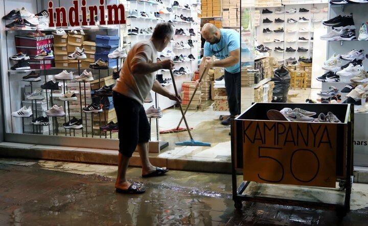 <p>Altyapı çalışmalarının devam ettiği, Doktorlar sokağında ise bazı iş yerlerinde su baskınları oluştu. Vatandaşlar, biriken suları kendi imkanlarıyla tahliye etmeye çalışırken, Zonguldak Belediyesi Temizlik İşleri Müdürlüğü ekipleri de iş makineleriyle yolları ve tıkanan rögarları açmak için çalışma yaptı.</p>
