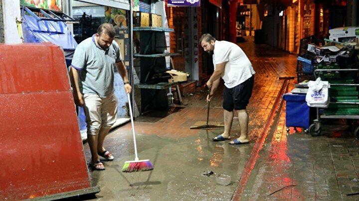<p>İşyeri sahibi Tugay Özkan, her yağmur sonrası su baskınları yaşadıklarını söyleyerek, "Hep böyle sorunlar yaşıyoruz. Şehrin altyapısı yok. Her sene yaz kış hiç fark etmiyor. Yağmur yağınca aynı sorunu yaşıyoruz." dedi.</p>