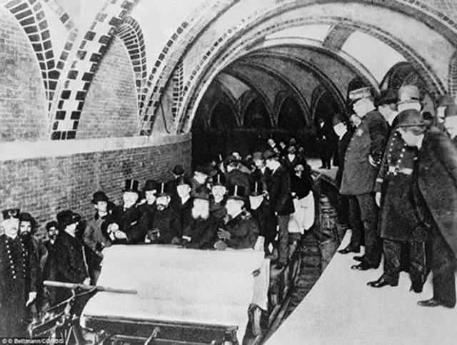 <p><strong>İLK METRO YOLCULUĞU</strong></p>
<p><br />
1903'teki ilk uçuştan çok sonra, ABD ilk metrosuna 1904'te New York'ta kavuştu. Şehrin belediye başkanı George McClellan metroyu açtı ve hatta ilk yolcuları 9,1 mil uzunluğunda ve 28 istasyonu olan bir pistte sürdü. O zamanlar insanlar bunu bir ulaşım aracından çok bir sirk eylemi olarak görüyorlardı.</p>
<p> </p>