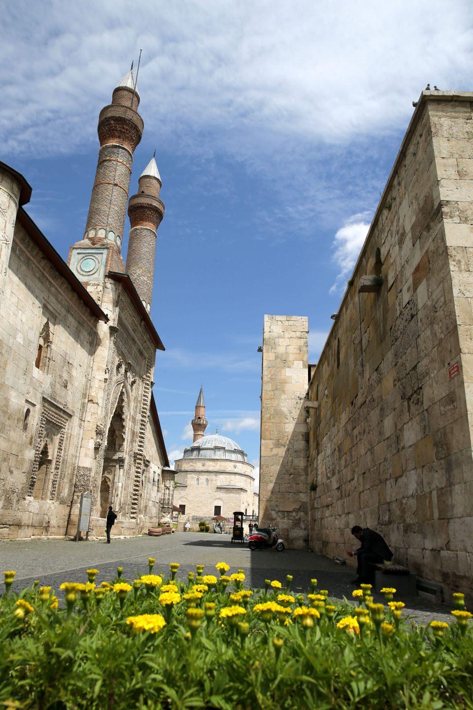 <p><strong>- 1 milyon turist hedefleniyor</strong></p>
<p>Yeni tip koronavirüs (Kovid-19) salgınından en çok etkilenen sektörlerin başında turizmin yer aldığını, Sivas'ın da bundan etkilendiğine dikkati çeken Ayhan, sözlerini şöyle tamamladı:</p>
<p>"Geçtiğimiz yıllarda Sivas'a kayıtlı 600 bin civarında turist geliyordu. Geçen yıl bu sayı 397 bine kadar düştü. Biz Sivas'ta bir hedef koyduk, yıllık en az 1 milyon turist. Yüksek hızlı trenin inşallah 4 Eylül'de görkemli bir törenle açılışını gerçekleştirmeyi planlıyoruz. </p>