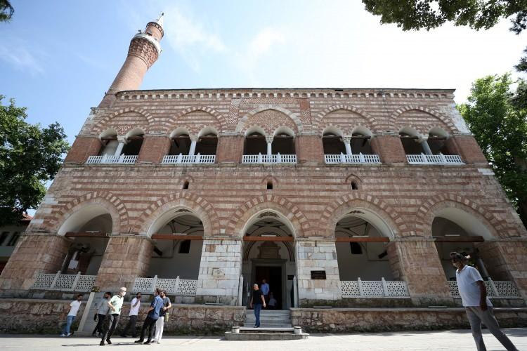 <p>O bıçak yarası, I. Murad'ın 1389'da şehit olmasına sebep olur. Osmanlı sultanları içinde şehit olan tek sultan I. Murad'dır."</p>

<p> </p>
