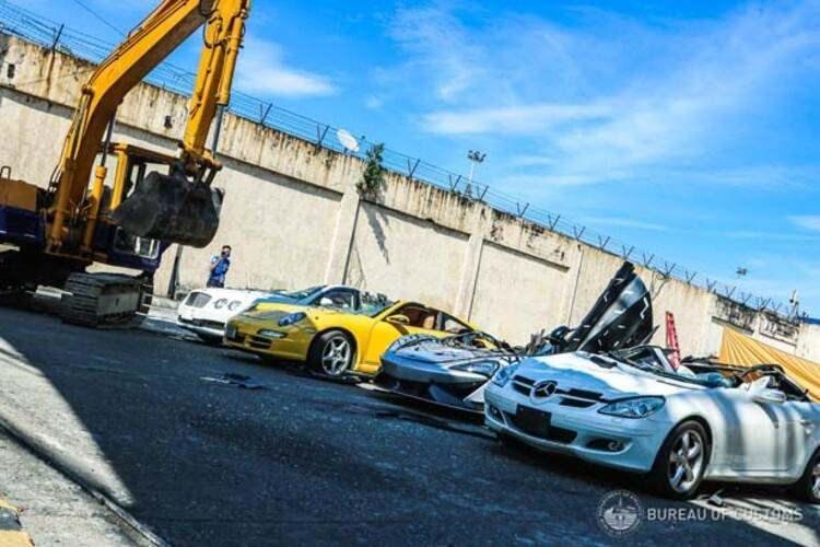 <p>Filipinler Gümrük İdaresi, 9 Şubat 2021'de Cebu Limanı ve Manila Limanı'ndan gelen 17 motorlu aracı da imha etmişti. BMW Z1, Ferrari 360 Spider ve Lamborghini Gallardo da dahil olmak üzere 17 araç ezilerek yok edilmişti.</p>
