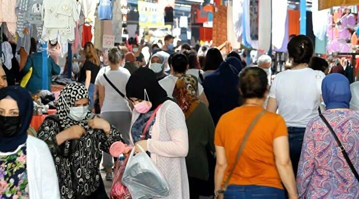 <p>Ulus Pazarı’nda Cuma günü süren alışveriş yoğunluğu Cumartesi günü de kent merkezinde devam ediyor.</p>