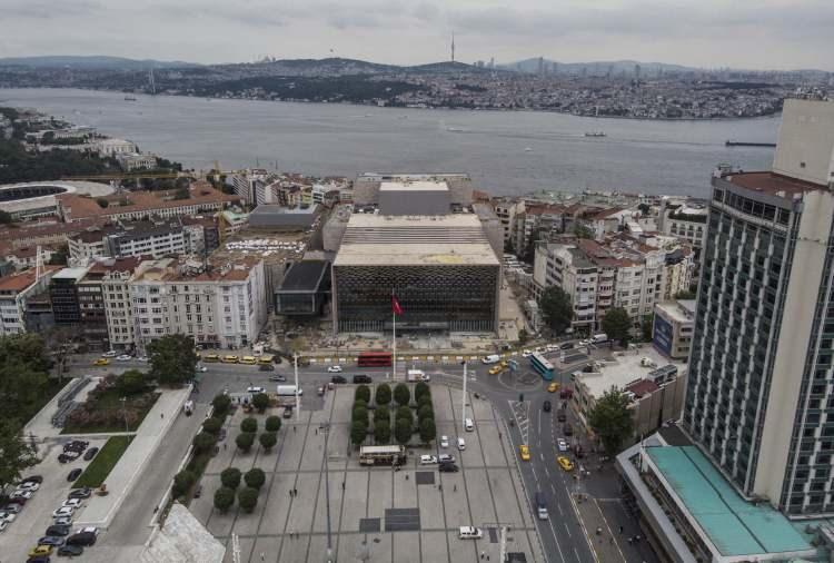 <p>Yeni binanın en üst katında ise ikinci köprüden Tarihi Yarımada'ya kadar uzanan manzaraya sahip bir restoran yer alacak.</p>
