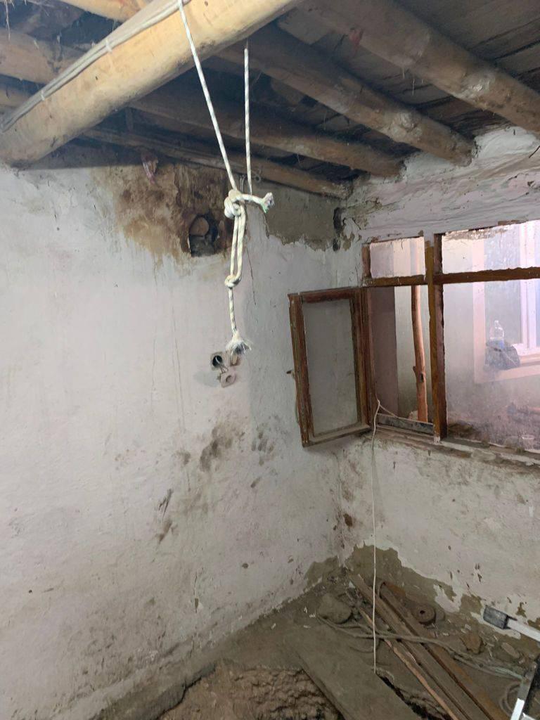 <p>Ekipler evdeki araştırmada, pencere kısmından müştemilata geçiş olduğunu, buraya geçildiğinde yaklaşık 3 metre çapında çukur olduğunu ve içerisinde sütunlu tarihi tünel bulunduğunu belirledi. </p>

