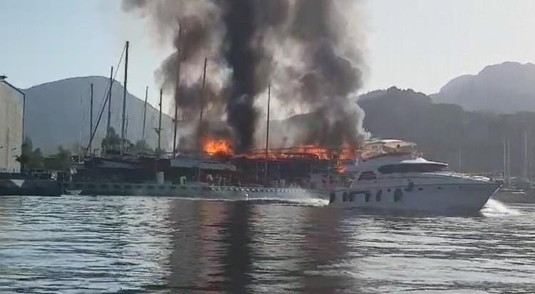 <p>Muğla’nın Marmaris ilçesinde çıkan yangında 2 milyon liralık tekne yanarak kullanılamaz hale geldi. Yangını söndürmek için kepçe operatörü denizden su alıp teknenin üzerine döktü. Yangın uzun uğraşlar sonucu söndürüldü.</p>
