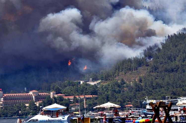 <p><strong>LOJMANLAR BOŞALTILDI</strong></p>

<p>Yangın sırasında ormanlık alana yakın bölgede bulunan polis lojmanları ile bazı otellerin lojmanlarının tedbir amaçlı boşaltıldığı, şu an için yangının bu bölgeler için tehdit oluşturmadığı aktarıldı. </p>
