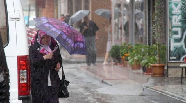 <p>BATI KARADENİZ<br />
Parçalı ve çok bulutlu, çarşamba öğle saatlerinden sonra bölgenin iç kesimlerinin yerel sağanak ve gök gürültülü sağanak yağışlı geçeceği tahmin ediliyor.</p>