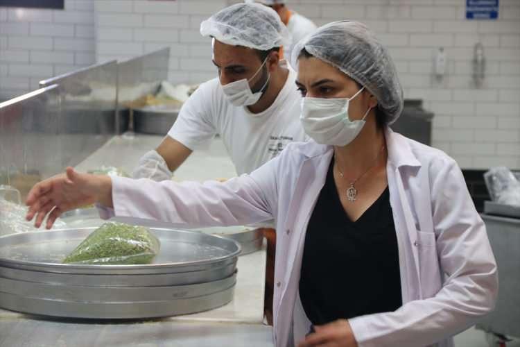 <p>Soğuk kadayıfın sıcakta serinleten bir tatlı olduğunu anlatan Altunhan, bu lezzetin müşteriler tarafından beğenildiğini dile getirdi.</p>

<p> </p>
