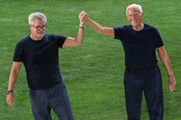 <p><strong>Şimdi 86 yaşında olan ünlü modacı Giorgio Armani, 20 gün önce merdivenlerden düşerek omzunu kırmasına rağmen 18 ay sonra düzenlediği ilk canlı defileye katıldı. İlk canlı defilesinin gerçekleşmesini iple çektiğini söyleyen Armani, sanal şovların asla gerçek defilelerin yerini tutmadığını belirtti.</strong></p>
<p> </p>