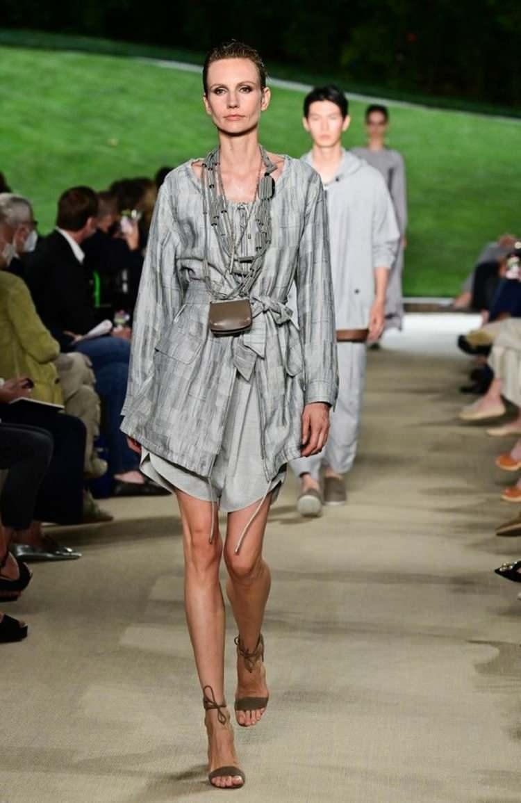<p><strong>"İNSANLARI HİSSETMELİYİZ"</strong></p>
<p><strong>Milano Moda Haftası’nda canlı defile düzenleyen Dolce & Gabbana markasının yaratıcısı Domenico Dolce ile Stefano Gabbana da dijital defilelerin sahte olduğunu söyledi. İki ünlü modacı, “Bizim için moda şov, kıyafetlerin insanlarla bağlantı kurduğu andır ve aynı zamanda insanların kıyafetler hakkında ne düşündüklerine dair bir fikir edinmemizdir” diye konuştu.</strong></p>