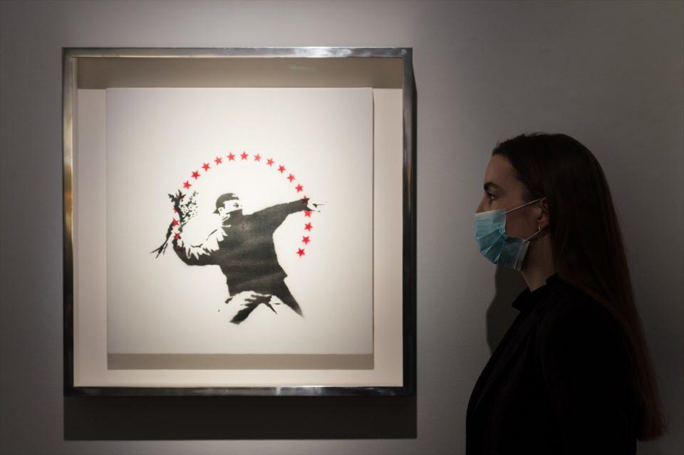 <p> Banksy'nin 'Love Is In The Air ' isimli tablosu </p>
