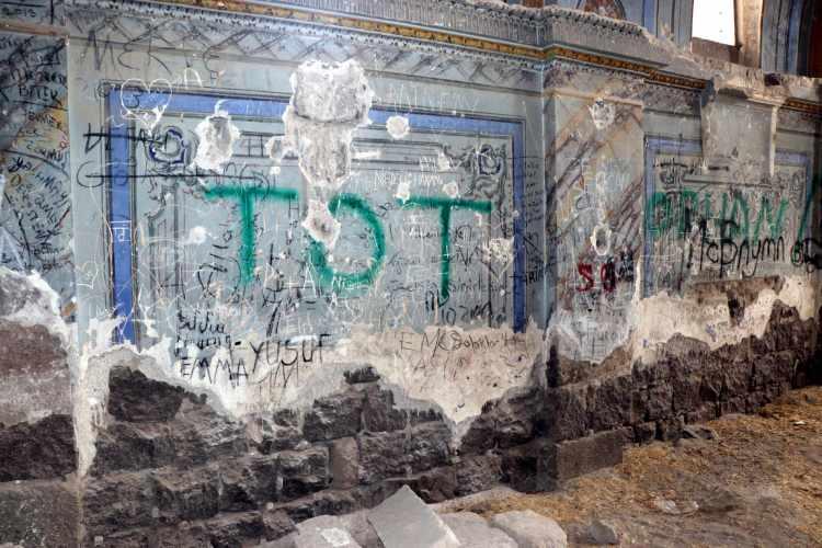 <p>Öte yandan İl Kültür ve Turizm Müdürlüğü yetkililerinden alınan bilgiye göre, tarihi kilisenin özel mülk olması nedeniyle restorasyonunun yapılamadığı bildirildi.</p>
