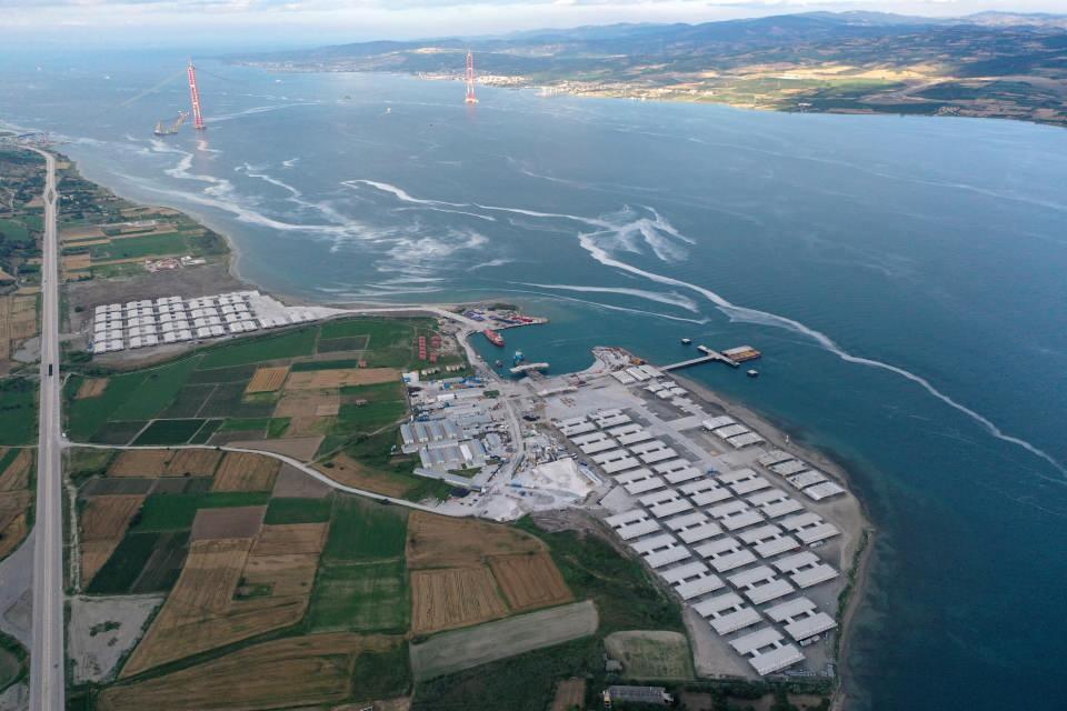 <p>Çeliğin yanı sıra başka malzemelerin de kullanıldığı, her biri 45 metre genişliğinde, 48 metre uzunluğunda ve 700 ton ağırlığındaki 153 bloktan oluşan tabliyeler, Singapur bayraklı, 106 metrelik "Asian Hercules-III" isimli yüzer vinçle yerlerine konularak sağlamlaştırılıyor.</p>
<p> </p>