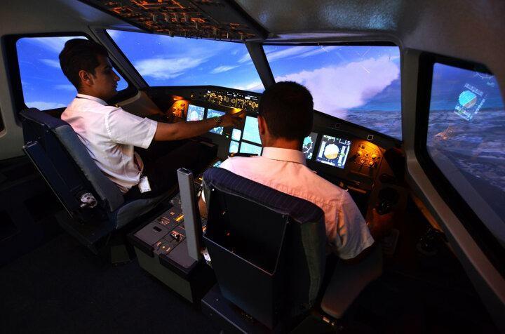 <p>Konya'daki bir firma tarafından, pilotların uçuş okullarında yetiştirilmesinde kullanılan Airbus A-320 uçağı simülatörü üretildi. Yaklaşık 5 tonluk cihazın gerçek bir A-320 Airbus uçağı simülatörü olduğu ifade edildi.</p>
<p> </p>