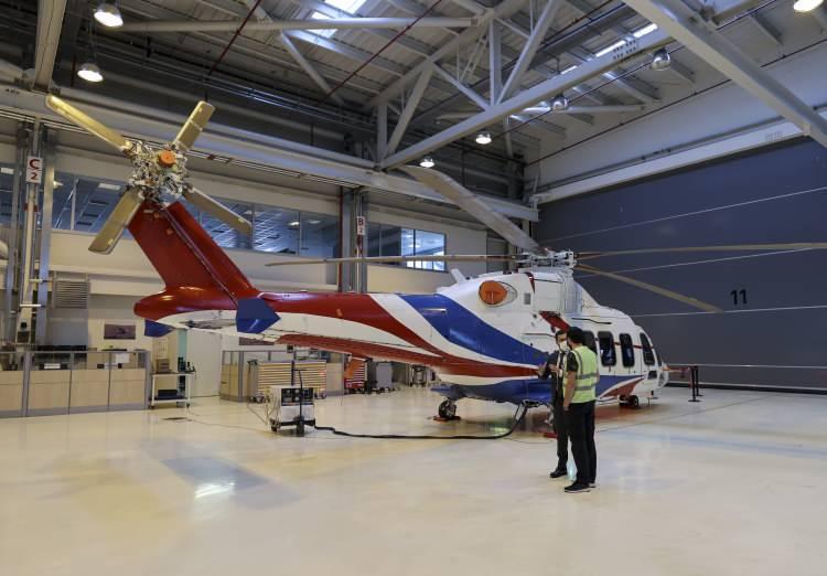 <p>Gökbey'in sivil amaçlı birçok görevi yapabilecek, askeri kullanıcıların ihtiyaçlarını karşılayabilecek bir helikopter olarak geliştirildiğini anlatan Uysal, farklı görevlerin gerektirdiği askeri ekipmanların da sertifikalandırılarak helikoptere entegre edileceğini belirtti. Uysal, "Birçok varyasyon, konfigürasyonla piyasaya güçlü olarak bu helikopterle geliyoruz." dedi.</p>
<p> </p>