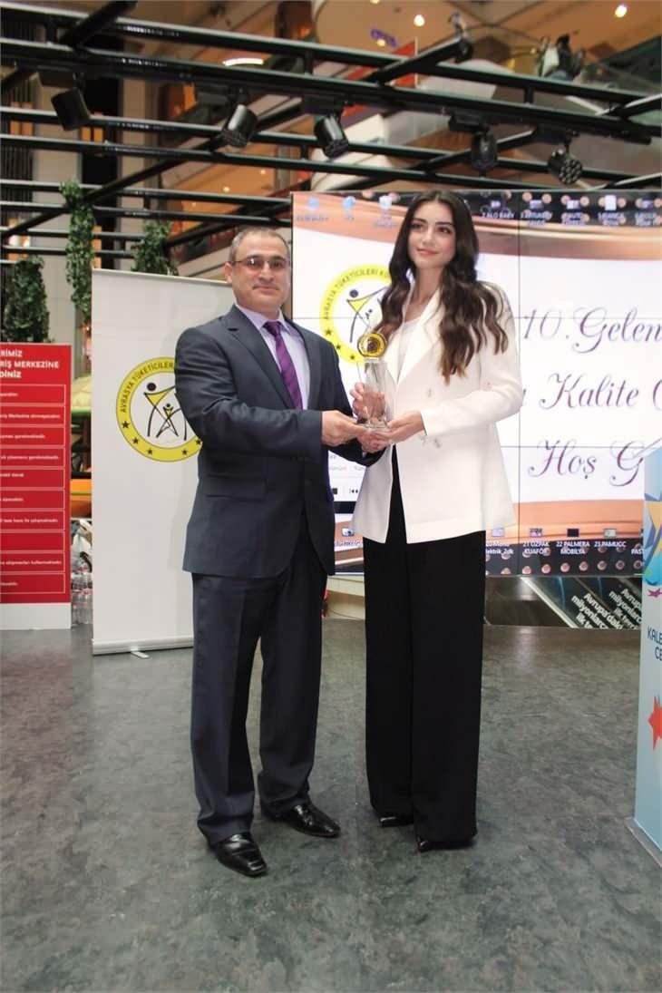<p>Öte yandan ödül törenine Özge Törer ve Ayşen Gürler katıldı. </p>
