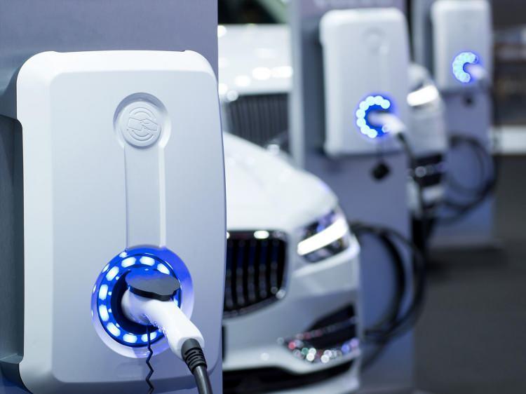 <p>Dünya çapında elektrikli otomobillere yönelik atılımlarının hızlanması ve kimi ülkelerin benzinli ve dizel otomobil satışını yasaklayacağını duyurmasının ardından otomobil markaları da harekete geçti.</p>

