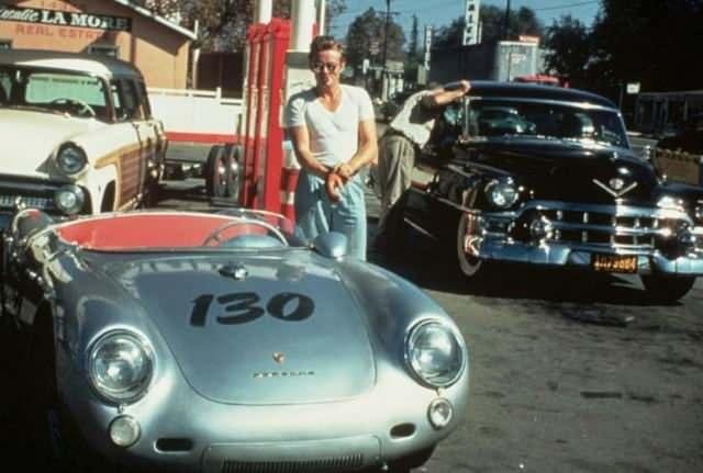 <p><strong>JAMES DEAN VE PORSCHE'Sİ</strong></p>

<p><br />
O, kültürel bir simge haline gelen ilk Hollywood yakışıklılarından biriydi. James Dean sadece 3 filmde oynamış olabilir ama mirası çok büyük. Bu, sadece 24 yaşında hayatını sona erdiren bir yolculuğa çıkmadan önceki son fotoğrafı.</p>

<p> </p>
