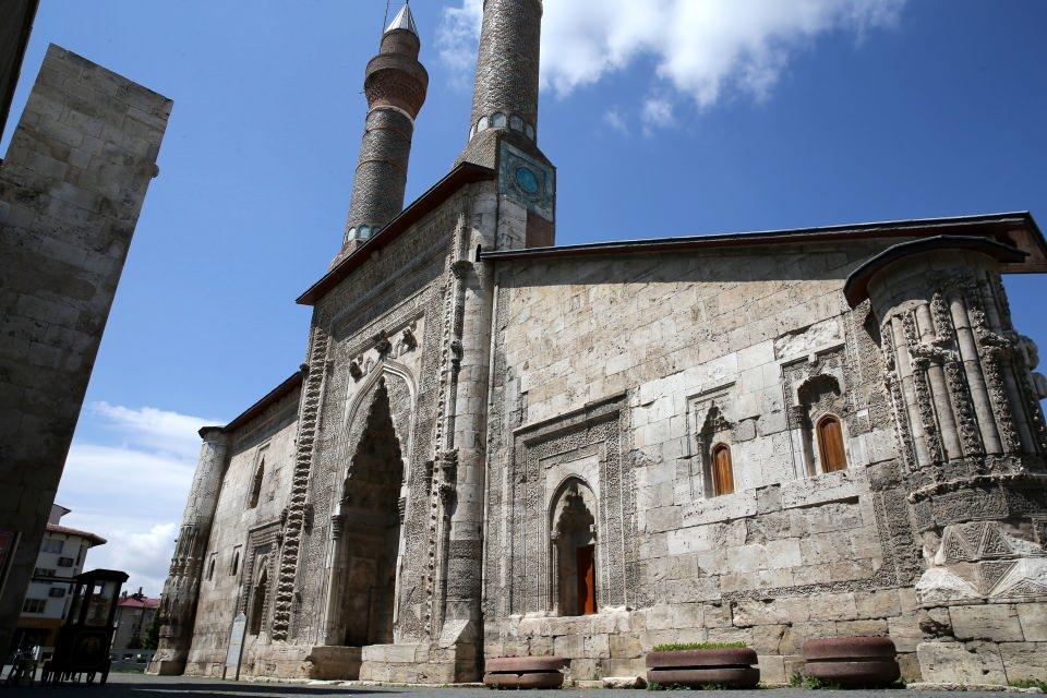 <p>Ayhan, Sivas'ın birçok medeniyetin izlerini taşıyan ve başkentlik yapan müstesna bir şehir olduğunu vurgulayarak, kentin coğrafi büyüklüğü, farklı iklimsel özellikleri ve birçok doğal zenginliğe de ev sahipliği yaptığını anlattı.</p>
<p> </p>