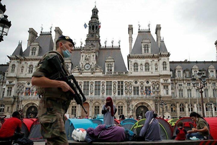 <p>Fransa'da yüzlerce düzensiz göçmen, içinde bulundukları kötü yaşam koşullarına dikkat çekmek için başkent Paris'in ortasına çadır kurdu. Aralarında refakatsiz çocukların da bulunduğu 560 evsiz göçmen tahliye edilerek spor salonlarına gönderildi.</p>
<p> </p>
