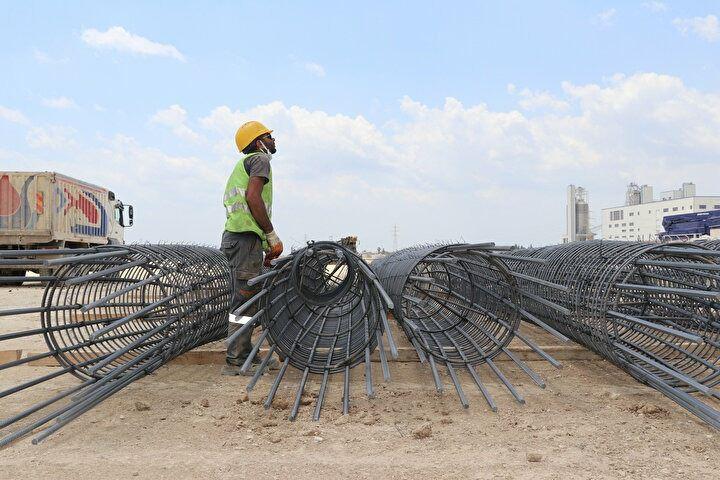 <p>Kaya, SASA'nın yatırımlarına hız kesmeden devam ettiğini, 1 milyon ton üretim kapasiteli polyester tesisinin de 2024 yılında devreye gireceğini dile getirerek, bununla toplam polyester yatırım kapasitelerinin 2,4 milyon tonlara ulaşacağını bildirdi.</p>