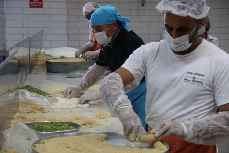 <p>Vatandaşların yazın sütlü tatlılara ilgi göstermesi nedeniyle bu ürüne yöneldiklerini anlatan Altunhan, farklı lezzetleri ortaya çıkarmak için çalışmalarının devam edeceğini söyledi.</p>

<p> </p>
