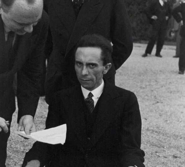 <p><strong>YAHUDİ FOTOĞRAFÇI</strong></p>
<p>Alfred Eisenstaedt, Üçüncü Reich'ın propaganda bakanı Joseph Goebbels'in bu fotoğrafını 1933'te Milletler Cemiyeti konferansı sırasında çekmiştir. Yüksek rütbeli Nazi'nin görünüşü ve duruşu, fotoğrafçının Yahudi olduğunun anlaşılmasından kaynaklanmaktadır. Almanya'da Naziler ve ilan ettikleri antisemitizm yükselişte olduğu için Eisenstaedt ABD'ye göç etti ve hayatının geri kalanını Life dergisi için başarılı bir fotoğrafçı olarak geçirdi.</p>
<p> </p>