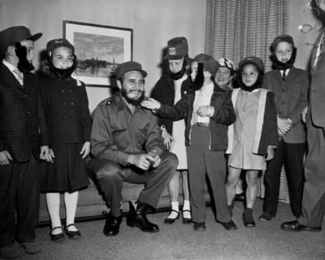 <p><strong>FİDEL CASTRO VE ÇOCUKLAR</strong><br />
<br />
Fidel Castro, bütün çocuklar ona benzemek için takma sakal takıyorlar ve o bundan zevk alıyor gibi görünüyor. Ve bu çocuklar aslında Amerikalılardı. Bugün hayal etmesi zor, ancak 1959'da New York'a yaptığı ziyaret sırasında, Küba'nın sorumluluğunu üstlendikten hemen sonra ve ABD yaptırımlarından hemen önce oldu.</p>

<p> </p>
