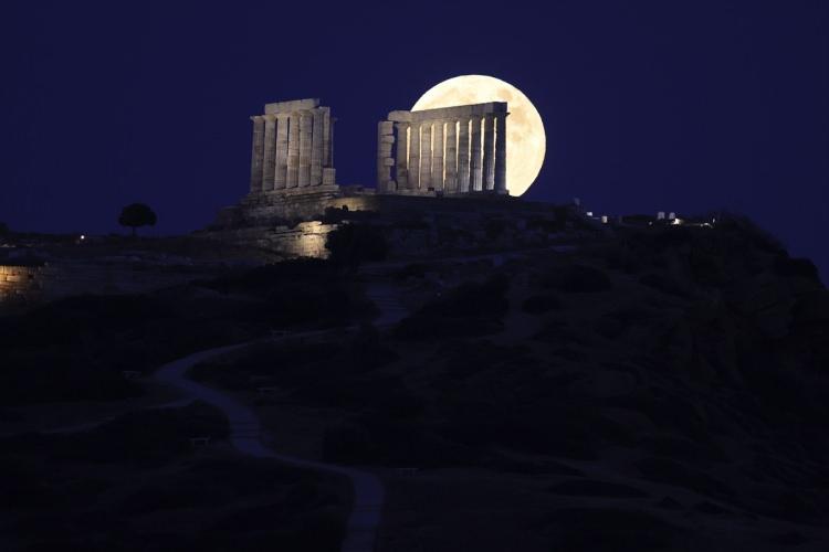 <p><strong>YUNANİSTAN</strong></p>

<p>Yunanistan’ın başkenti Atina yakınlarındaki Sounio bölgesinde bulunan Poseidon Tapınağı üzerinde yükselen 'Çilek ayı' olarak bilinen Haziran dolunayı güzel görüntüler oluşturdu.</p>

<p> </p>
