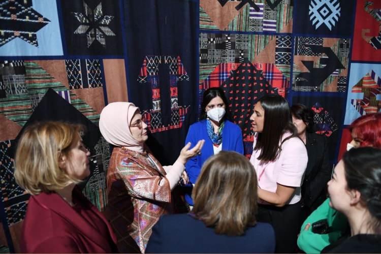 <p>Etkinliğe katılan Emine Erdoğan, "Medeniyetimizin, tarih boyunca, küresel kültüre büyük katkılar yaptığını takdir edersiniz. Türk dokumacılığı ise kültürel mirasımızın en güzide parçalarından biridir. Bu yerel zenginliği evrensel düzleme taşıyabilirsek ne mutlu bize. Tabi geleneksel sanatların modern zamanlarda tutunacak bir dal bulması çok zor. Trendler ve beğeniler, ışık hızıyla değişiyor ama inanıyorum ki geleneksel sanatları günümüze adapte edebilirsek yaşamalarını sağlayabiliriz ama bunu yaparken, geleneksel sanatların ruhunu anlamadan, onları ticarileştirmeyelim. Bazen geleneksel sanatların, özünden koparılarak, ticari bir meta olarak tekstil ve modada kullanıldığını görüyoruz. Oysa geleneksel sanatları, özüne sadık kalarak, modern tasarımlarla buluşturmak pekala mümkün. İşte bu, Türkiye Dokuma Atlası projemizin de vizyonunu oluşturuyor" şeklinde konuştu. </p>