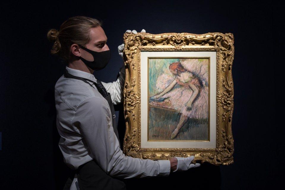 <p>Edgar Degas (1834-1917) tarafından yapılmış, 'Danseuse rose' isimli tablo</p>
