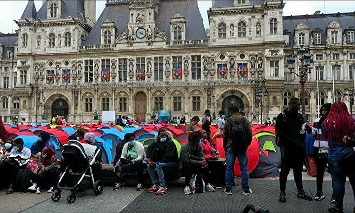 <p>Paris Barınma ve Acil Sığınmadan Sorumlu Belediye Başkan Vekili Ion Brossat, Twitter’dan yaptığı açıklamada, belediyenin sorumluluk üstlenerek gücünü aşan şekilde söz konusu düzensiz göçmenlere barınma sağladığını belirtti.</p>
