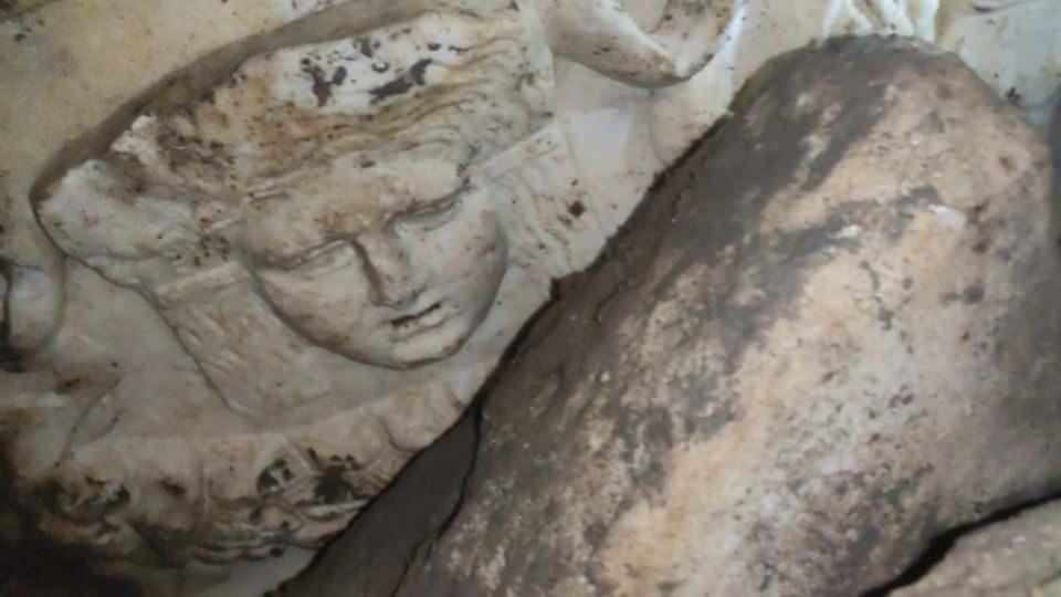<p>Ayrıca evde yapılan aramada çok sayıda kırıcı delici matkap, kazma, kürek gibi materyaller ele geçirildi. Şüpheliler, 'Kültür ve Tabiat Varlıklarını Koruma Kanunu' kapsamında adli işlem yapılmak üzere gözaltına alındı.</p>
