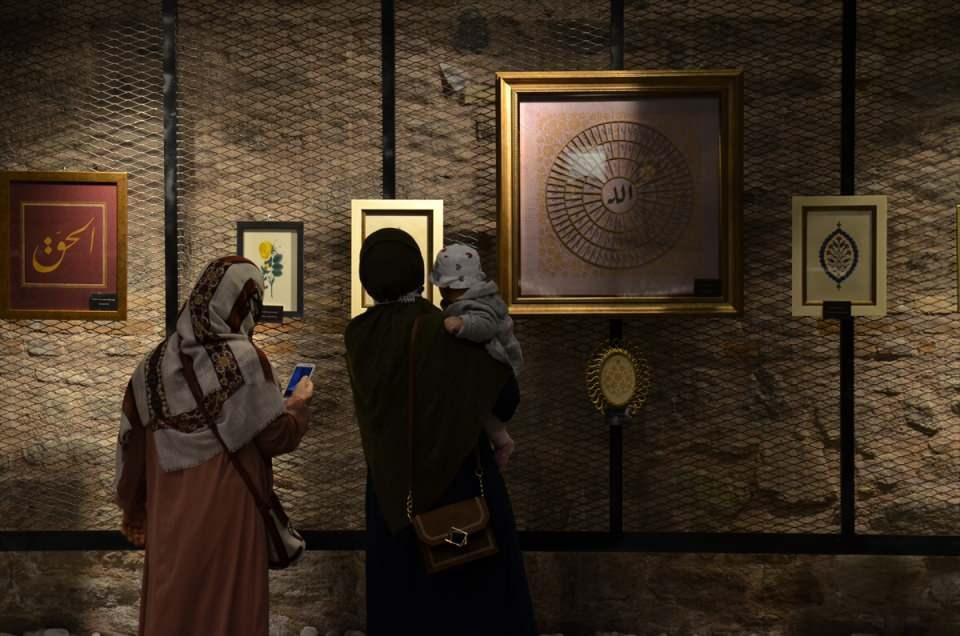 <p>Serginin açılışına, Milli Eğitim Bakanlığı Din Öğretimi Genel Müdürü Dr. Nazif Yılmaz, Karatay Belediye Başkanı Hasan Kılca, İl Milli Eğitim Müdürü Seyit Ali Büyük, hattat Hüseyin Öksüz, sanatseverler ve öğrenci velileri katıldı.</p>