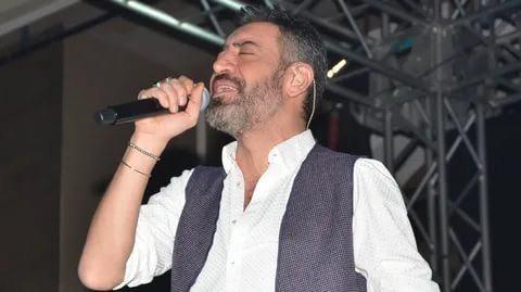 <p><span style="color:#000000"><strong>"MİLYONLAR İÇİNDE YÜZDÜĞÜM YALANDIR"</strong></span></p>
<p><strong>Dünyalarımın olduğu milyonların içinde yüzdüğüm yalandır! 'Hayatımda sadece doğruları söyleyip, başkalarının haklarını da koruyacağıma' dair babama verdiğim sözü yerine getirdiğim doğrudur!</strong></p>
