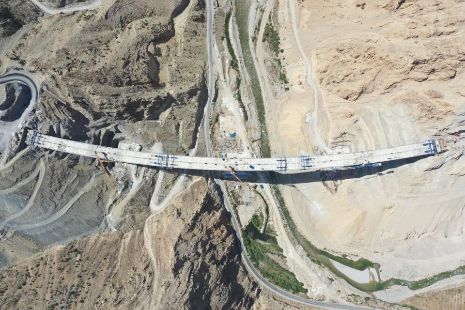 <p>Türkiye sınırlarında 410 kilometrelik uzunluğa sahip Kuzeydoğu Anadolu’nun en büyük nehirlerinden olan Artvin’deki Çoruh Nehri üzerinde 26 Şubat 2013'te, dönemin başbakanı Cumhurbaşkanı Recep Tayyip Erdoğan'ın telekonferansla temelini attığı Yusufeli Barajı ve Hidroelektrik Santrali (HES) projesinde, aralıkta su tutulmaya başlanacak. </p>
