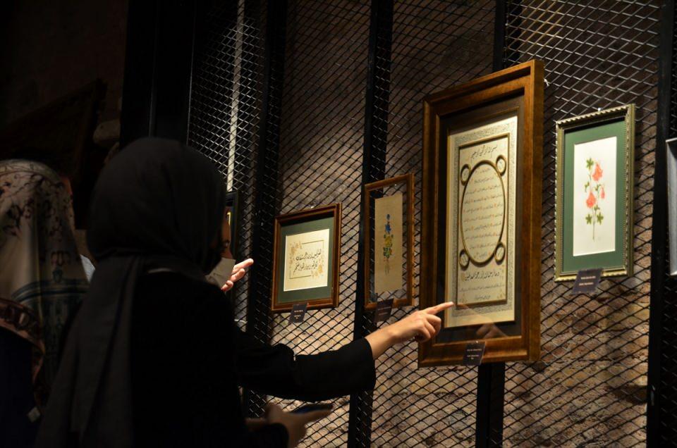 <p>Okulun, Geleneksel ve Çağdaş Görsel Sanatlar ve Dini Musiki Proje Alanı Koordinatörü Fatma Hilal Çakmak da her birinin ayrı bir hikayesi, felsefesi ve ruhu olan eserlerin Türk-İslam medeniyetinin kadim kültürünü yansıttığını söyledi.</p>

<p> </p>
