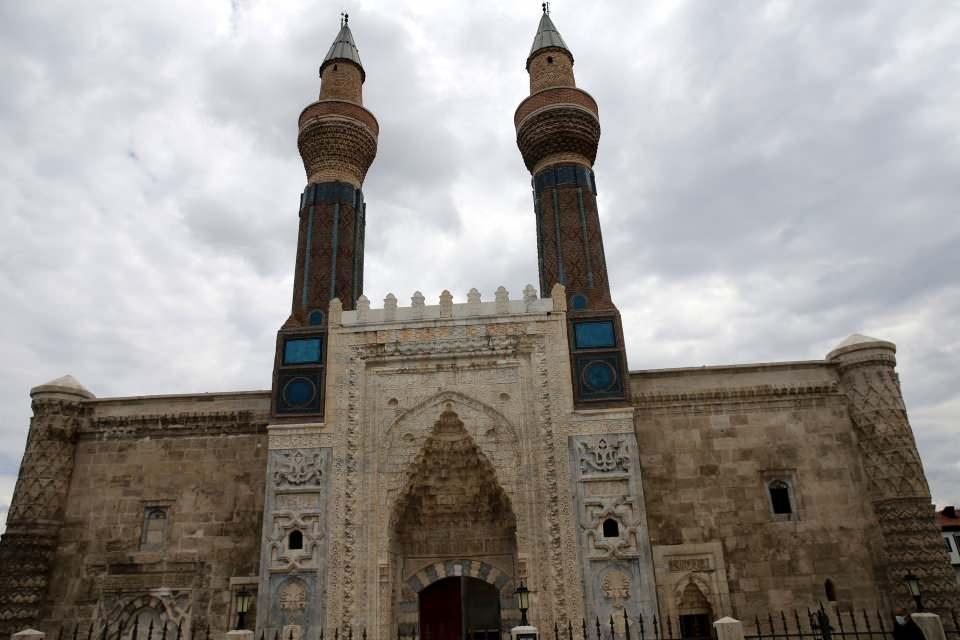 <p>Kale Camisi'nin yanındaki Çifte Minareli Medrese de dikkati çeken eserler arasında yer alıyor.</p>
<p>Çifte Minareli Medrese'nin karşısındaki, Selçuklu Sultanı I. İzzeddin Keykavus tarafından 1217 yılında yaptırılan Şifahiye Medresesi, Anadolu Selçuklu tıp okullarının ve hastanelerinin en eskisi olarak biliniyor. Şifahiye'nin yanındaki Buruciye Medresesi de taç kapıdaki taş işçiliğiyle dikkati çekiyor.</p>
<p> </p>