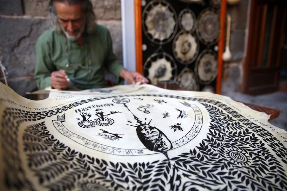 <p>Onları hikayeleştirmek bir ömür sürer. Motif çok zengin. Motif sıkıntısı çekmiyorum. Hayat felsefem şu, ülkemiz kültürel bir asimilasyon yaşamış, sanat ve hediyelik eşya adına kültürel bir yozlaşma yaşandı.</p>
