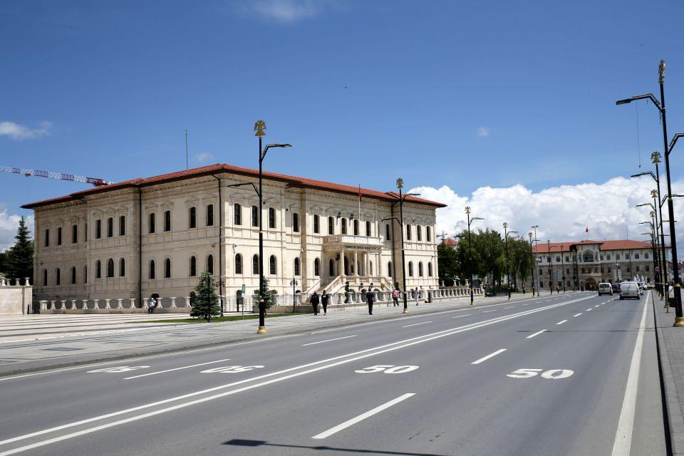 <p>Sultan Alaaddin tarafından vakfedilen, minaresi kendi eksenine göre 25 derece eğik Ulu Cami, Kanuni Sultan Süleyman'ın vezirlerinden Sivaslı Koca Hasan Paşa tarafından yaptırılan Meydan Camisi ve Sivas Valisi Mahmut Paşa tarafından 1580 yılında inşa ettirilen Kale Camisi, kent merkezindeki tarihi dokuya çeşitlilik katıyor.</p>

<p> </p>
