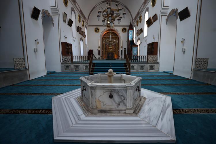 <p>Böyle bir ortamda savaş olsa kiminle mücadele edilecek? Göz gözü görmüyor ve savaşta zafer elde etme imkanı zayıflıyor. Öyle olunca I. Murad, gece yalvarıyor, 'Ya Rabb'im bu, senin son, en güçlü ordundur. </p>