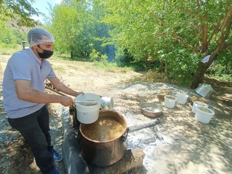 <p>300 ton üretimi yapılıyor<br />
Servi Bölgesi’nin dut pekmezinin üretim merkezi olarak bilindiğini belirten Tarım ve Orman İl Müdürü Burhan Bahadır, yıllık üretimin 300 ton civarında olduğu söyledi.<br />
</p>