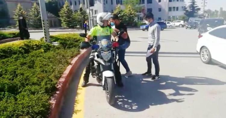 <p>Niğde'de ise Yükseköğretim Kurumları Sınavı'nın (YKS) ilk oturumu Temel Yeterlilik Testi'ne (TYT) geç kalan öğrencileri, polis ekipleri sınav merkezine böyle yetiştirdi. <br />
</p>