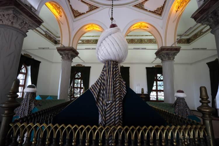 <p>I. Murad'ın orta boylu, yuvarlak yüzlü, hayırsever, adil, ömrünü gazaya sarf etmiş bir hükümdar olarak bilindiğine dikkati çeken Sevim, Bizans kaynaklarında ise az konuşan, konuştuğunda güzel konuşan, yorulmak bilmeyen, Hristiyanlara karşı merhametli, düşmanlarına karşı daima başarılı bir sultan olarak anıldığını sözlerine ekledi.</p>
