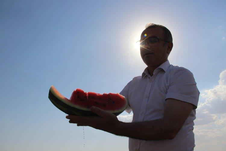 <p><strong>'KARPUZ EKİMİNİ GELİŞTİRECEĞİZ'</strong></p>
<p>Atalar, Diyarbakır'da karpuz ekimini geliştirmeye yönelik çalışmaların sürdüğünü belirterek, şunları söyledi:</p>
<p>"Teknik anlamda usulüne uygun olarak yetiştiricilik yapılıyor. Damla sulama sistemleri olmak üzere her şey kurallarına uygun teknik olarak doğru şekilde yapılmakta. Verimler de iyi durumda. </p>
