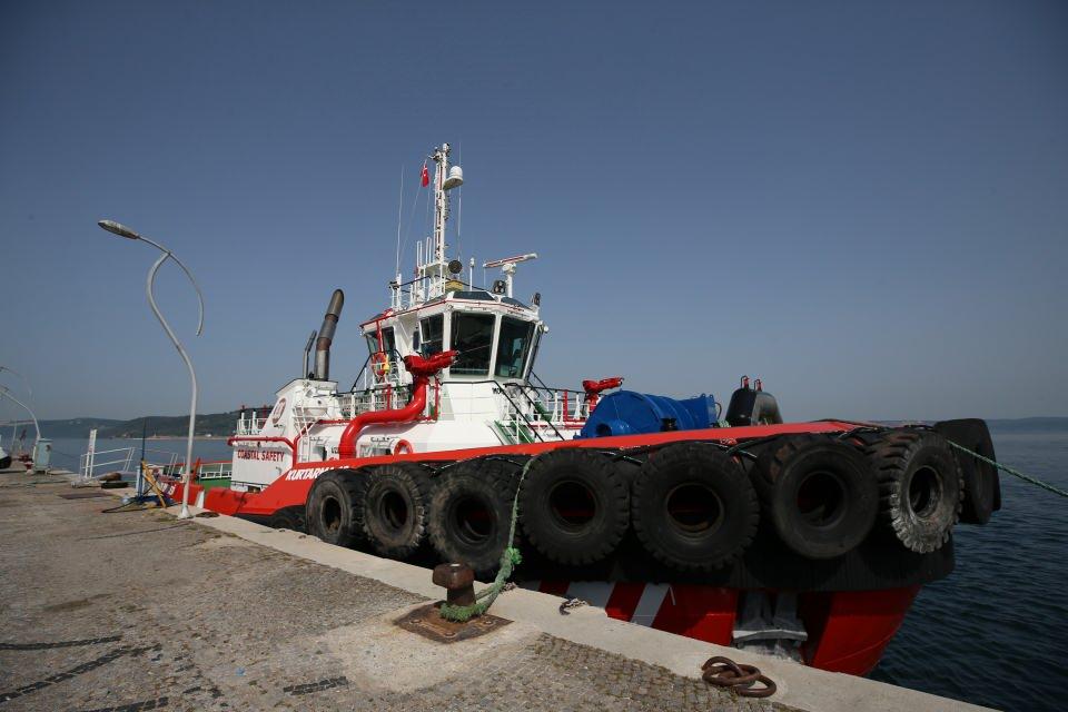 <p>Kıyı Emniyeti Genel Müdürlüğünün (KEGM) filosuna geçen ay katılan ve yerli imkanlarla yapılan "Kurtarma-13" römorkörü, Çanakkale Boğazı'ndan gemilerin güvenli seyri için refakat görevinin yanı sıra olası kaza ve yangın gibi durumlara da müdahale ediyor.</p>
<p> </p>
