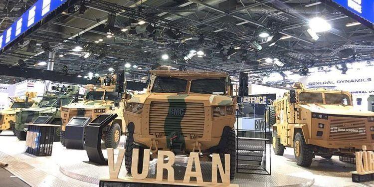 <p>Saatte 110 km hıza ulaşabilen Vuran, 800mm sudan geçebilmekte, 400mm karın altı yüksekliği ile birçok engeli rahatça aşabilmekte, %30 yan eğimde ilerlerken, %60 eğime de tırmanabilmektedir.</p>